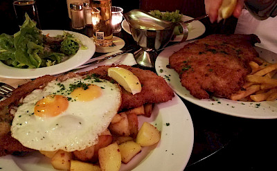 Schnitzel with eggs in Cologne, Germany. Flickr:Aleksandr Zykov