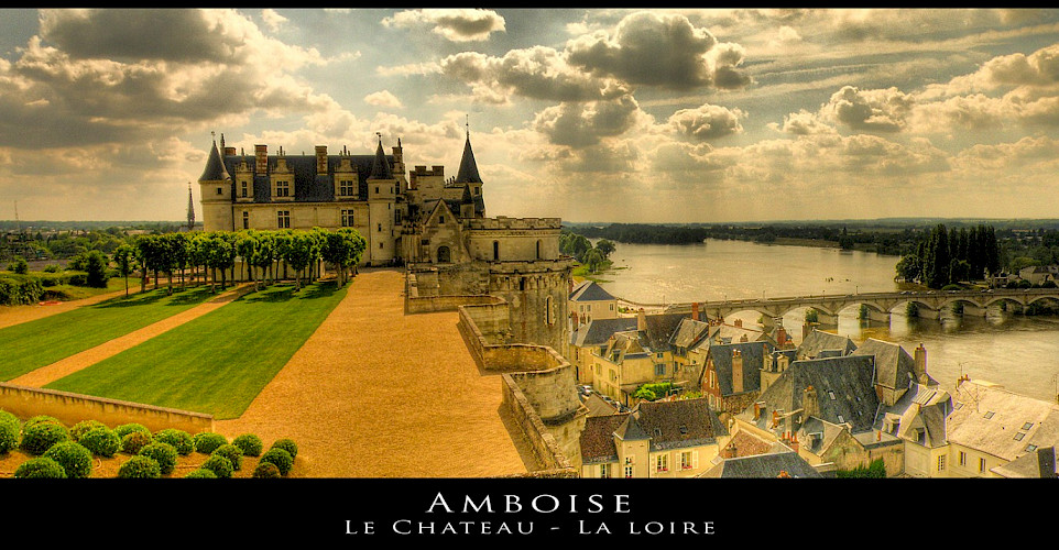 Château d'Amboise overlooking the Loire River, France. Flickr:@lain G 47.41376745157018, 0.9873837781576978