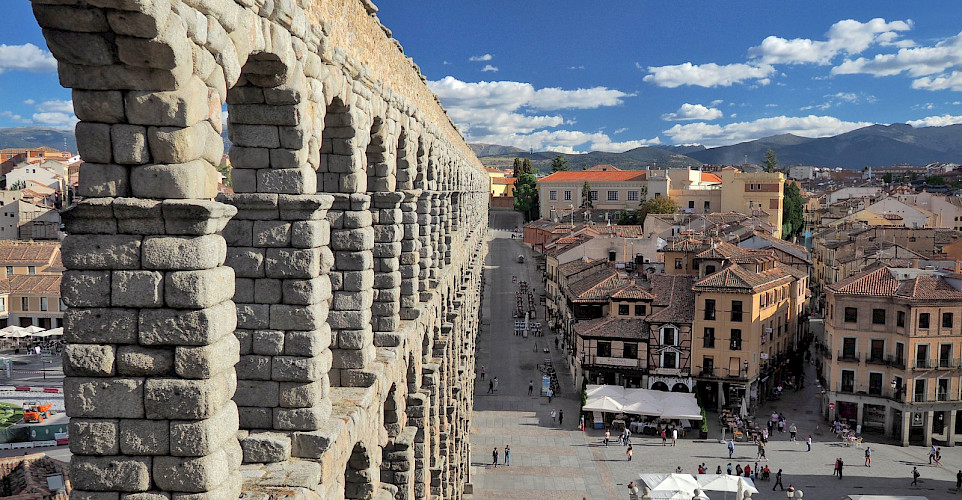 Segovia's famous aqueduct is in Castilla y León, España. Flickr:Dmitry Dzhus