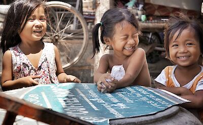 Laughing girls in Phnom Penh, Cambodia. Flickr:ND Strupler
