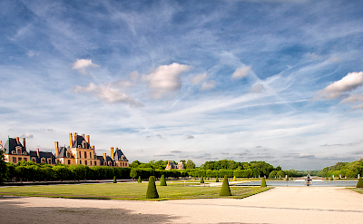 Blues skies over Chateau de Fontainebleau. Flickr:@lain G