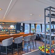 Bar and restaurant | Magnifique II | Bike & Boat Tour