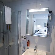 Suite bathroom | Magnifique II | Bike & Boat Tour