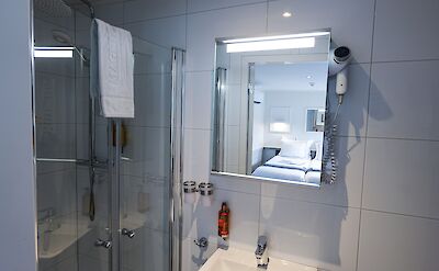 Suite bathroom | Magnifique II | Bike & Boat Tour