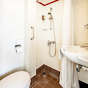 Bathroom with shower, toilet and sink - Bordeaux | Bike & Boat Tours
