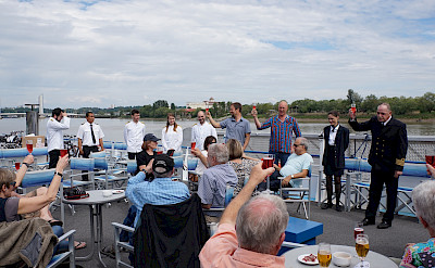 Sundeck with tables and chairs - Bordeaux | Bike & Boat Tours
