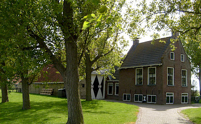 Typical Frisian farm "Kop-hals-romp" (head-neck-body) in Friesland. Flickr:Taco White