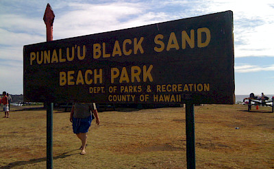 Punalu'u Black Sand Beach Park, Hawaii. Photo via Flickr: とおる。