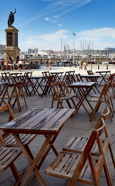 Seating near the statue, Gijón, Spain. Unsplash@Juan Gomez
