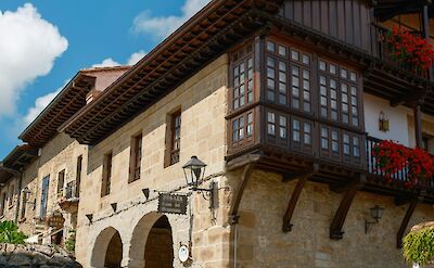 Yellow car in Santillana del Mar, Spain. Unsplash:Ignacio Fernandez Alvarez