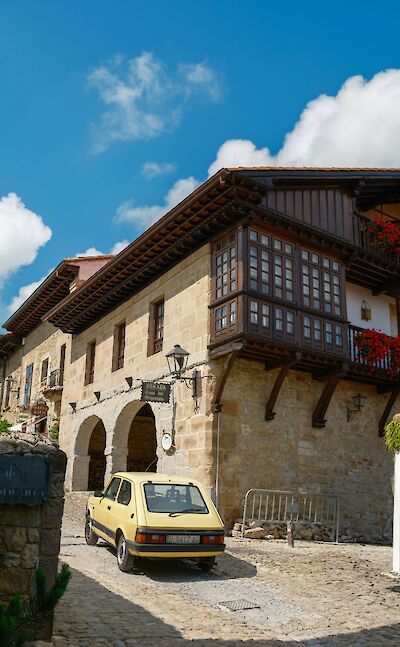 Yellow car in Santillana del Mar, Spain. Unsplash:Ignacio Fernandez Alvarez