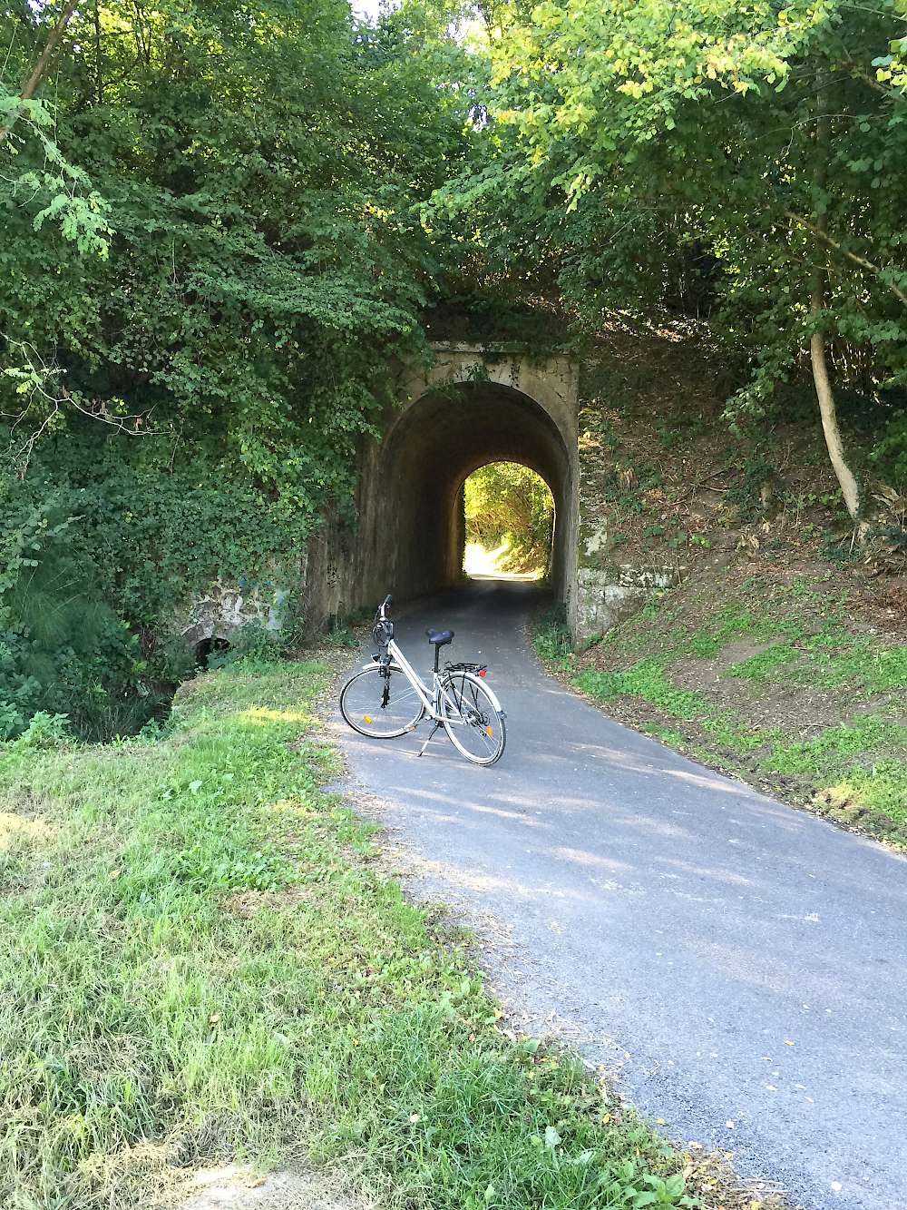 a tunnel on the bike path near gauriac