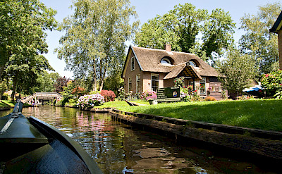 Boating on the canals in Giethoorn, Overijssel, the Netherlands. Flickr:piotr ilowiecki