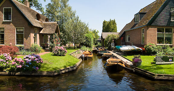 Waterways of Giethoorn, Overijssel, the Netherlands. Flickr:piotr ilowiecki 52.740771, 6.075697