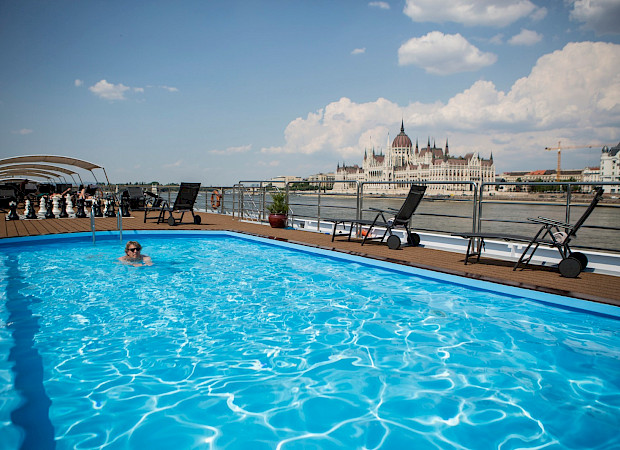 MS Carissima | Bike & Boat Tours | Pool on the sundeck
