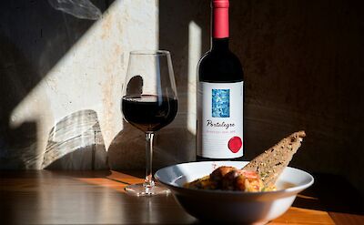 Portuguese red wine. Unsplash@Maria das Dores