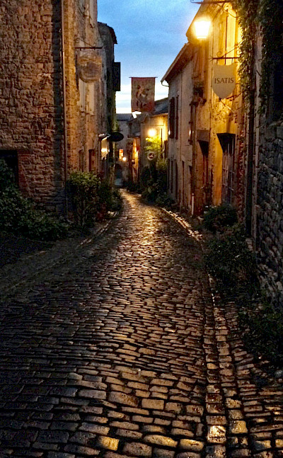 Narrow alleys in Cordes-sur-Ciel, department Tarn, France. Photo via Flickr:Damien Pollet