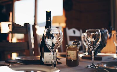 Dinner table set, France. Unsplash:Des Recits