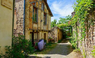 Houses in Cordes-sur-Ciel, France. Unsplash:Aurelia Dubois