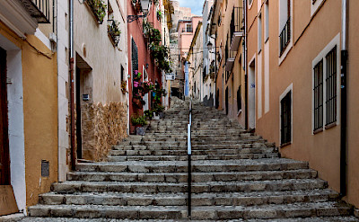 Alleyway in Biar, Spain. Photo via Flickr:Diego Albero Román