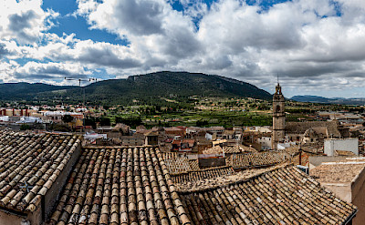 View of Biar at the foot of Serra de Mariola, province Alicante, Spain. Photo via Flickr:Diego Albero Román 