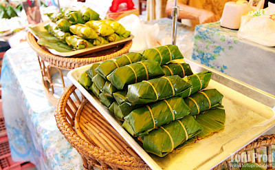 Rice cakes wrapped in banana leaves, a local favorite in Thailand. Photo via Flickr:tofuyprod