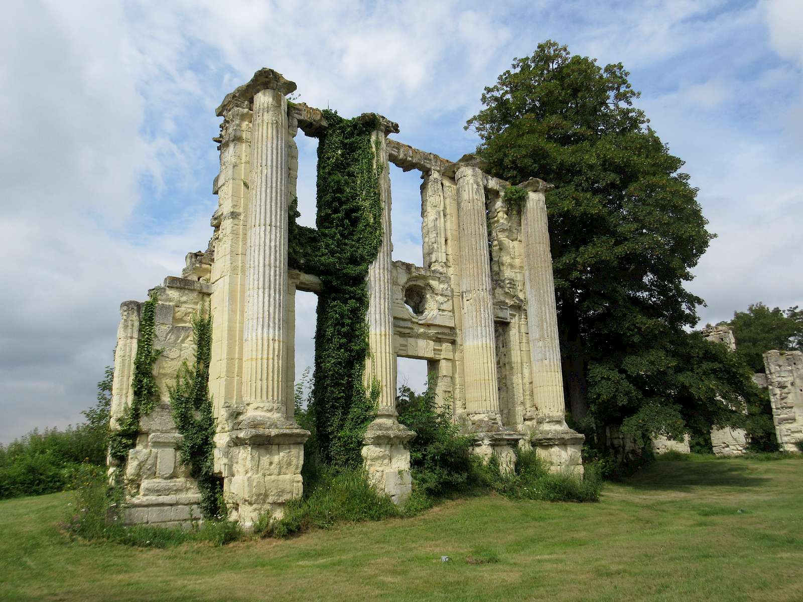 Monteceaux-le-s-meaux ruins