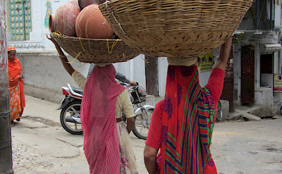 Working ladies in Udaipur, Rajasthan, India. Photo via Flickr:Ben Paulos