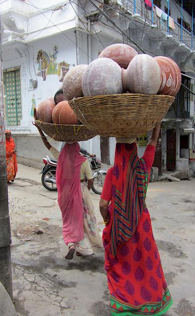 Working ladies in Udaipur, Rajasthan, India. Photo via Flickr:Ben Paulos