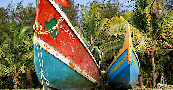 Boats on Marari Beach, Kerala, India. Flickr:Andy Kaye 9.601276, 76.298334