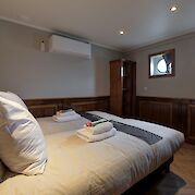 Lower deck Junior Suite | Leafde fan Fryslân | Bike & Boat Tour