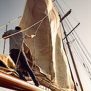 Raising sails on the Leafde fan Fryslân | Bike & Boat Tour