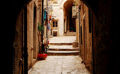Ubiquitous alleys in Dubrovnik, Croatia. Flickr:Elena