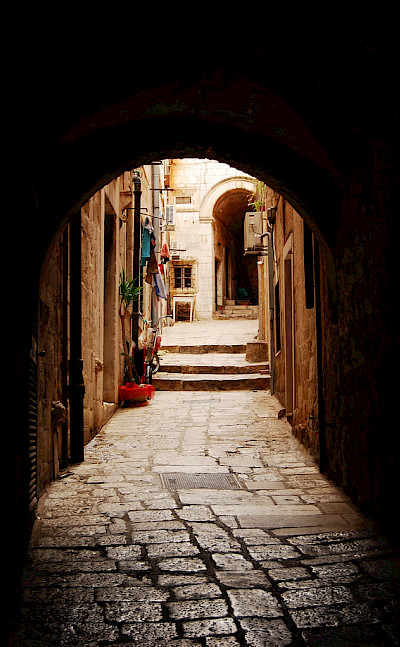 Ubiquitous alleys in Dubrovnik, Croatia. Flickr:Elena