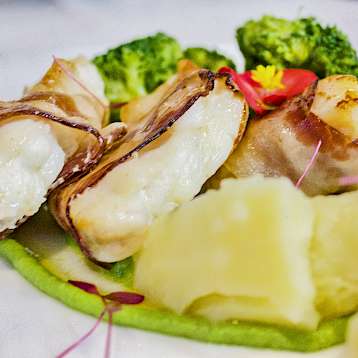 New Star - Gourmet food aboard the New Star | Bike & Boat Tours