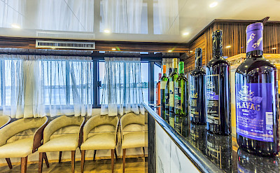 Saloon and bar area - New Star | Bike & Boat Tours