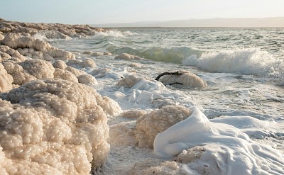 Close up view of the Dead Sea on a hiking tour. Unsplash@Big Dodzy