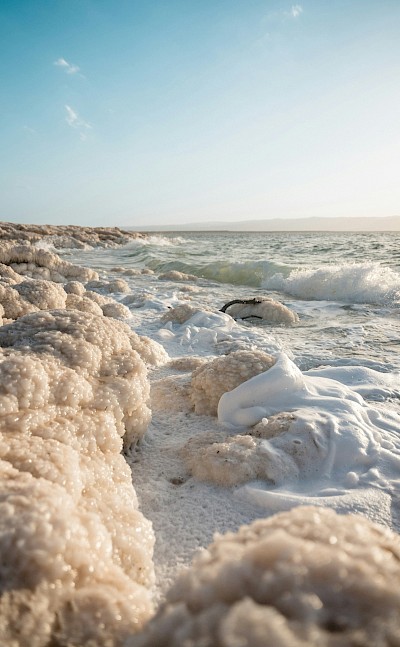 Close up view of the Dead Sea on a hiking tour. Unsplash@Big Dodzy