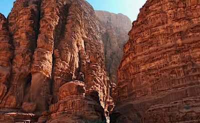 Hiking tour through the towering rocks of Wadi Rum, Jordan. Unsplash@Reisehu