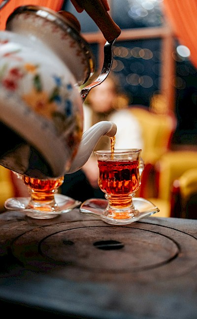Pouring a cup of tea in Wadi Rum, Jordan. Unsplash@Ahmet Kurt