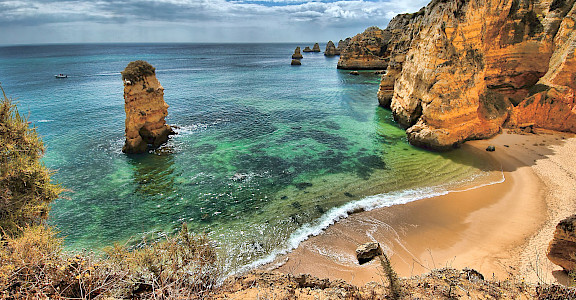 Gorgeous cliffs and beaches in Algarve, Portugal. Photo via Flickr:Oliver Clarke