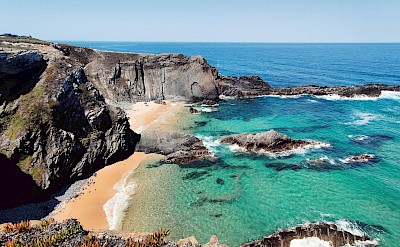 Turquoise waters in Alentejo, Portugal. Unsplash@Antonio Mendes