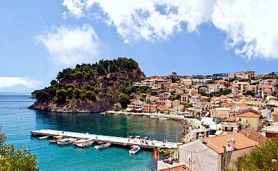 Resort town of Parga along the Ionian coast. CC:Γιάννης Χουβαρδάς