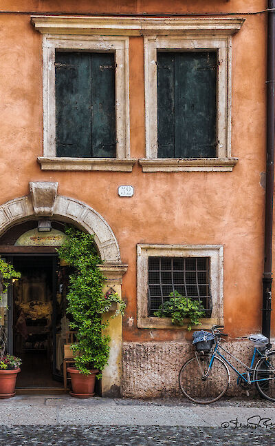 Bike rest at 52 Via Sottoriva, Verona, Italy. Flickr:Steven dosRemedios