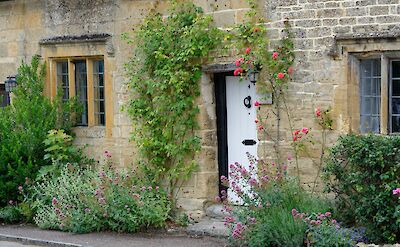 Front of a cottage in the Cotswolds, England. Unsplash:Colin Watts