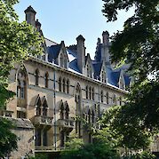 Shakespeare Country and the Cotswolds - Leafy trees in front of Christ Church College, Oxford, England. Unsplash:Samuel Isaacs