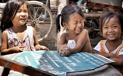 Oh, the laughter of children... Phnom Penh, Cambodia. Flickr:IND Strupler