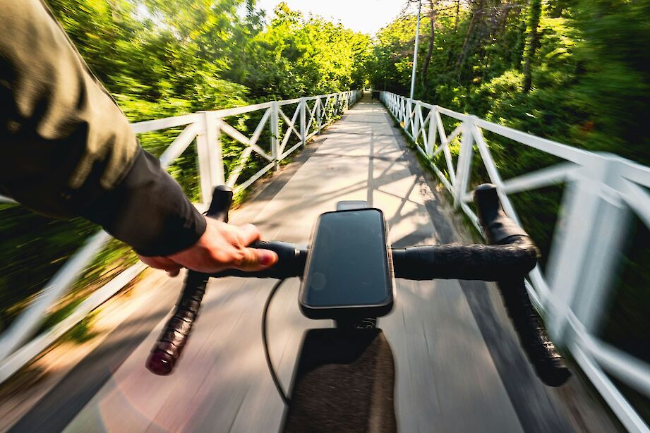 Cycling using smartphone navigation. Unsplash@ Krzysztof Kowalik
