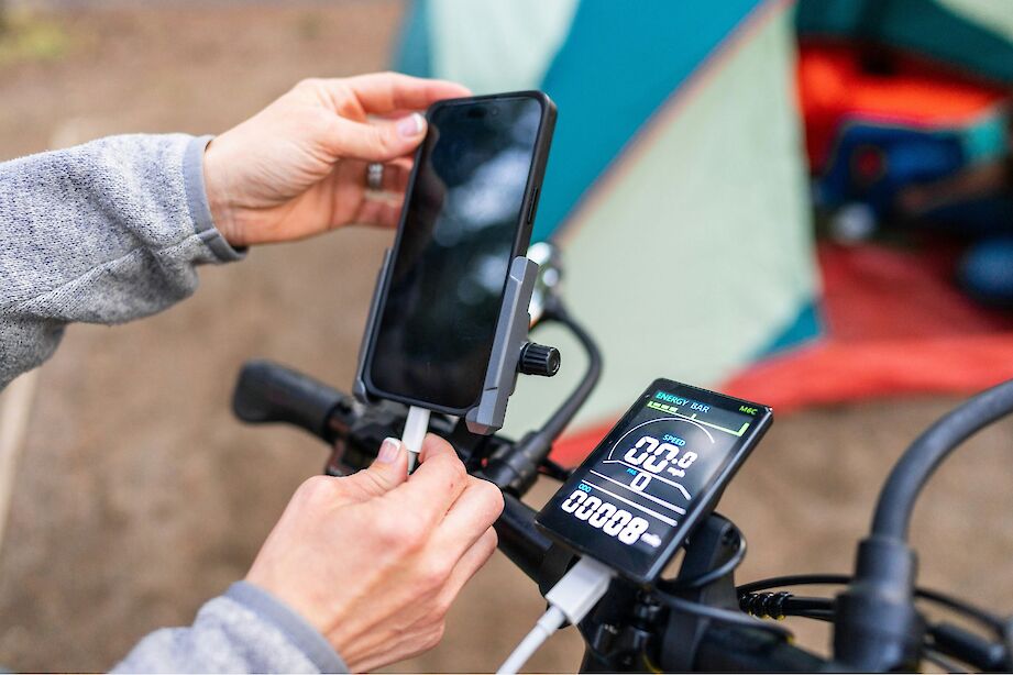 Handlebar phone holder for GPS. Unsplash@Mukkpetebike