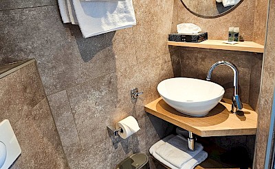 Bathroom | De Nassau | Bike & Boat Tour